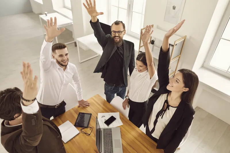 Equipe comemorando resultados conquistados em licitações